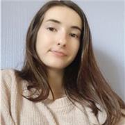 Jeune diplômée du baccalauréat scientifique, ayant eu de très bonnes notes au cours de l'année scolaire